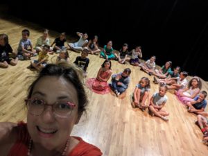 Les enfants sont assis sur scène en attendant de démarrer le concert