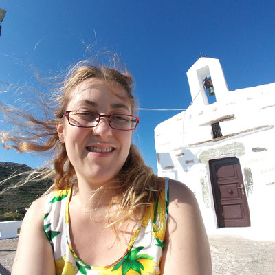 Lisa devant une chapelle en Grèce